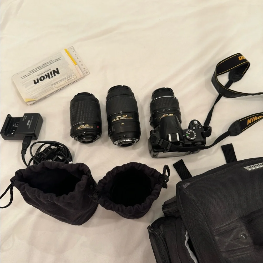 Nikon D3000 AF-S DX Digital VR Camera with 3 zoom lenses